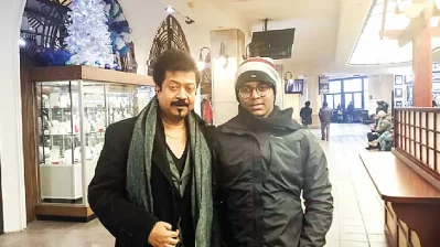 একমাত্র ছেলে কুমার নিবিড়ের সঙ্গে কুমার বিশ্বজিৎ। ছবি: সংগৃহীত