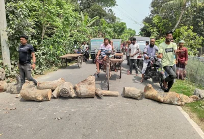 গাছের গুঁড়ি ফেলে সড়ক অবরোধ করা হয়। ছবি: ইত্তেফাক