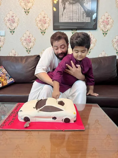 বাবা শাকিব খানের সঙ্গে পুত্র শেহজাদ খান বীর। ছবি: ফেসবুক