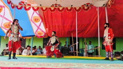 শনিবার একই স্থানে মঞ্চস্থ হয় ‘আপন দুলাল’ নাটক। ছবি: ফেসবুক