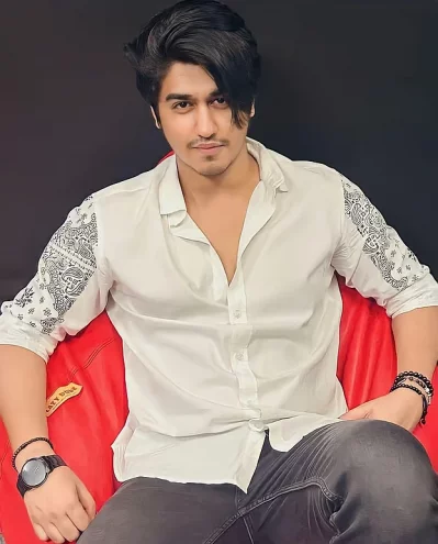তরুণ গায়ক শেখ সাদী। ছবি: সংগৃহীত