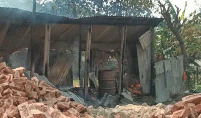 সংঘর্ষ চলাকালে উভয়পক্ষের ২৫টি বাড়িঘরে ভাঙচুর-লুটপাটসহ আগুন দেওয়া হয়। ছবি: ইত্তেফাক 