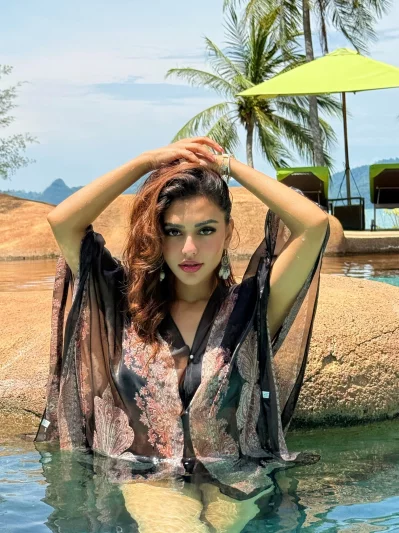 কাফতান বিকিনিতে জলকেলিতে মেতে উষ্ণতা ছড়ালেন নুসরাত ফারিয়া। ছবি: অভিনেত্রীর ফেসবুক থেকে