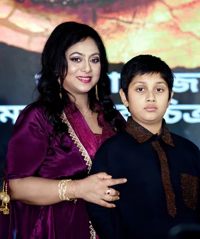 শাবনূর ও তার ছেলে আইজান। ছবি: সংগৃহীত