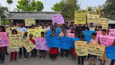 প্ল্যাকার্ড হাতে স্লোগানে মুখরিত হয়ে উঠেন বিক্ষোভকারীরা। ছবি: ‍সংগৃহীত 