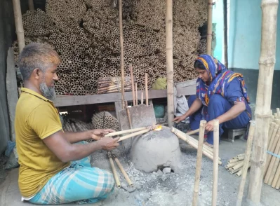 বর্তমানে গ্রামের ৩০টি পরিবার এ শিল্পটিকে ধরে রেখেছেন। ছবি: ইত্তেফাক 