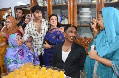 পরিবারের সঙ্গে হাস্যোজ্জ্বল জাকির খান। ছবি: তাপস সাহা