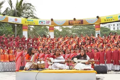 রবীন্দ্রসরোবরের উন্মুক্ত চত্বরে সুরে সুরে বর্ষবরণ। ছবি: সংগৃহীত