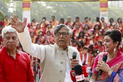বর্ষবরণ অনুষ্ঠানে বিশিষ্ট শিক্ষাবিদ আলোকিত মানুষ গড়ার কারিগর অধ্যাপক আবদুল্লাহ আবু সায়ীদ (মাঝে)। ছবি: সংগৃহীত