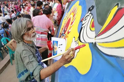 ছবি আঁকছেন শিল্পী অশোক কর্মকার। ছবি: সংগৃহীত