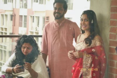 মেহজাবীনের সঙ্গে নির্মাতা আশফাক নিপুণ ও তার স্ত্রী এলিটা করিম। ছবি: ফেসবুক