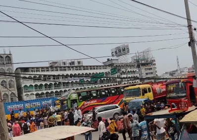 অবরোধ চলাকালে মহাসড়কের ঢাকামুখী লেনে তীব্র যানজটের সৃষ্টি হয়। ছবি: ইত্তেফাক 