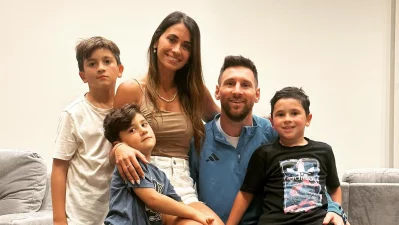 লিওনেল মেসি-আন্তোনেল্লা রোকুজ্জোর সঙ্গে তাদের তিন সন্তান।  