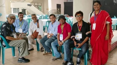 শিল্পকলা একাডেমিতে অভিনয় শিল্পী সংঘের নির্বাচনে অভিনেতা আফজাল হোসেন, গাজী রাকায়েত, শতাব্দী ওয়াদুদ, সভাপতি প্রার্থী আজাদ আবুল কালাম ও সদ্যবিদায়ী সাধারণ সম্পাদক রওনক হাসান। ছবি: সংগৃহীত