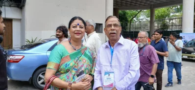 শিল্পকলা একাডেমিতে অভিনয় শিল্পী সংঘের নির্বাচনে মুনমুন আহমেদ ও কেরামত মওলা। ছবি: সংগৃহীত