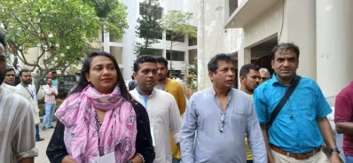শিল্পকলা একাডেমিতে অভিনয় শিল্পী সংঘের নির্বাচনে সস্ত্রীক মোশাররফ করিম। ছবি: সংগৃহীত