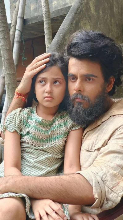 ‘জংলি’ সিনেমার দৃশ্যে সিয়াম আহমেদ ও শিশুশিল্পী নৈঋতা। ছবি: সংগৃহীত