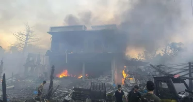 মান্দালয় অঞ্চলে বিমান হামলার পর একটি ভবন ধ্বংস হয়ে যায়। ছবি: সংগৃহীত