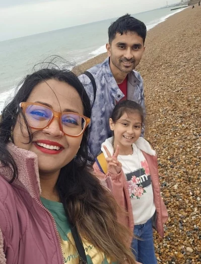 বাবা-মায়ের সঙ্গে শিশুশিল্পী নৈঋতা। ছবি: সংগৃহীত