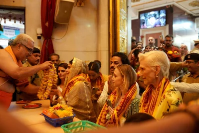 মুম্বাইয়ের সিদ্ধিবিনায়ক মন্দির দর্শনে মে মাস্কের সঙ্গে জ্যাকুলিন ফার্নান্দেজ। ছবি: এক্স থেকে
