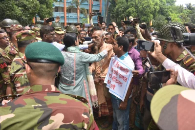ভবদহের স্থায়ী সমাধানে বিভিন্ন দাবি দাওয়া সম্বলিত প্লাকার্ড নিয়ে অবস্থান নেন স্থানীয়রা। ছবি: ইত্তেফাক