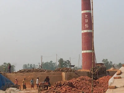 ইটভাটাটি থেকে নির্গত ধোঁয়ায় শিক্ষার্থীরা নানা রোগে আক্রান্ত হচ্ছেন। ছবি: ইত্তেফাক 