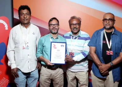 মস্কো চলচ্চিত্র উৎসবে এওয়ার্ড হাতে ‘টিম মাস্তুল’। ছবি: সংগৃহীত