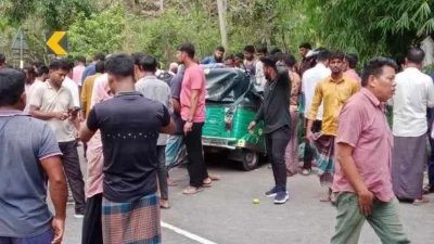 দুর্ঘটনায় দুমড়ে-মুচড়ে যাওয়া সিএনজিটি। ছবি: ইত্তেফাক 
