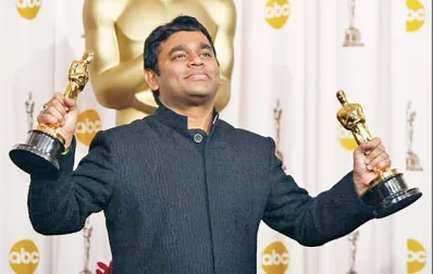 অস্কার পুরস্কার হাতে এ আর রহমান। ছবি: সংগৃহীত