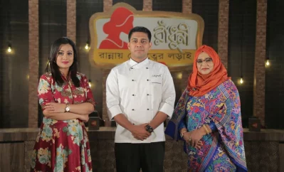 প্রতিযোগীদের সঙ্গে বিচারক পূর্ণিমা। ছবি: সংগৃহীত