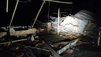কিশোরগঞ্জে কালবৈশাখী ঝড়ে ব্যাপক ক্ষয়ক্ষতি, বিদ্যুৎ সংযোগ বন্ধ। ছবি: ইত্তেফাক