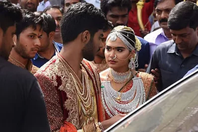 সোনার সুতোয় বোনা শাড়ি পরে বিয়ে করেছেন ব্রাক্ষ্মনী রেড্ডি