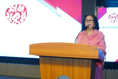 কথা বলছেন দৈনিক ইত্তেফাকের সম্পাদক তাসমিমা হোসেন