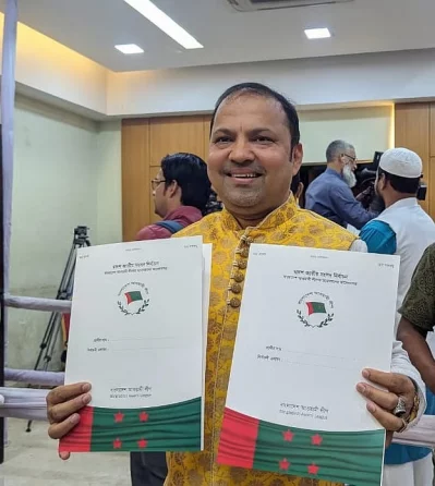 ঢাকা ও টাঙ্গাইলের দুই আসনের মনোনয়ন হাতে অভিনেতা সিদ্দিকুর রহমান। ছবি: সংগৃহীত