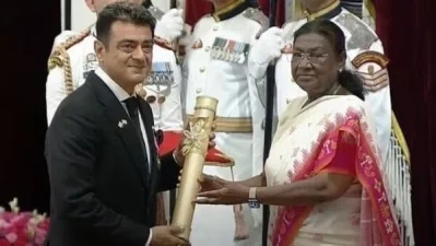 সোমবার রাষ্ট্রপতি দ্রৌপদী মূর্মুর হাত থেকে পদ্মভূষণ পুরস্কার গ্রহণ করেন অজিত কুমার। ছবি: সংগৃহীত