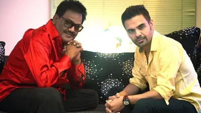 বাবা ফেরদৌস ওয়াহিদের সঙ্গে হাবিব ওয়াহিদ। ছবি: সংগৃহীত