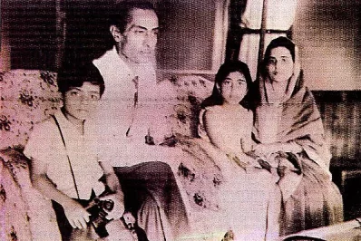বাবা বারীণ মজুমদার, মা ইলা মজুমদারের সঙ্গে দুই ভাই-বোন পার্থ ও মিতু। ছবি: সংগৃহীত