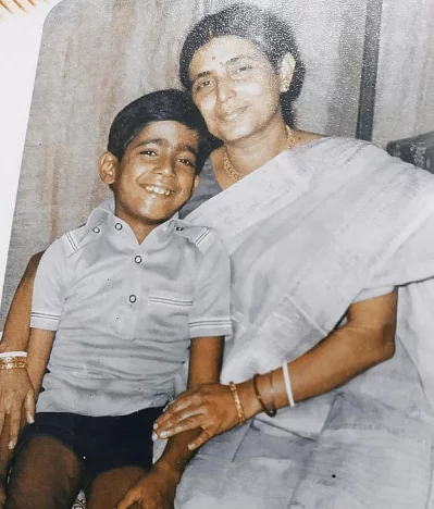 বাপ্পা মজুমদার ফেসবুকে এই ছবিটি পোস্ট করে লিখেছিলেন মায়ের সঙ্গে ছোট বাপ্পা। ছবি: সংগৃহীত