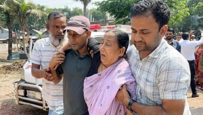 পলাশ সাহার মায়ের আহাজারি। ছবি: ইত্তেফাক