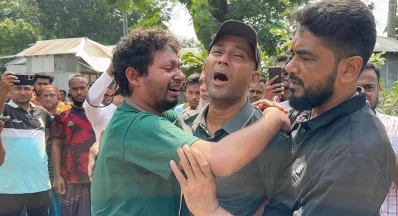 পলাশ সাহার ভাইয়ের আহাজারি। ছবি: ইত্তেফাক