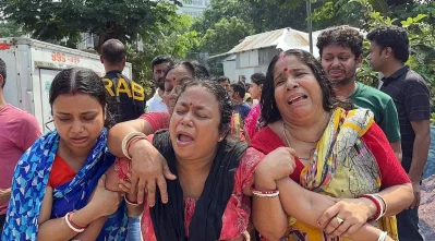 পলাশ সাহার বড় বোনের আহাজারি। ছবি: ইত্তেফাক