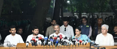 ব্রিফিং করছেন আইন উপদেষ্টা ড. আসিফ নজরুল।