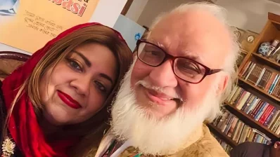 মুস্তাফা জামান আব্বাসীর মৃত্যুর খবর জানিয়ে তার সঙ্গে নিজের এই ছবিটি ফেসবুকে প্রকাশ করেছেন বড় মেয়ে সামিরা আব্বাসী। ছবি: সংগৃহীত
