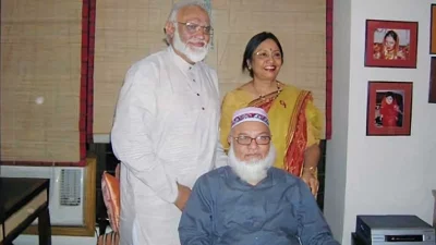 বড় ভাই বিচারপতি মোস্তফা কামাল এবং বোন ফেরদৌসী রহমানের সঙ্গে মুস্তাফা জামান আব্বাসী (বাঁয়ে)। ছবি: সংগৃহীত