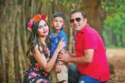 সাবেক স্বামী অভিনেতা সিদ্দিকুর রহমান ও পুত্র আরশের সঙ্গে মারিয়া মিম। ছবি: সংগৃহীত