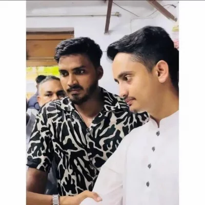 নেহালের সাথে সমন্বয়ক এবং এনসিপি নেতা সারজিস আলম। ছবি: সংগৃহীত