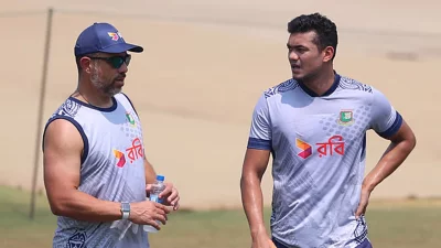 বাংলাদেশ দলের সাবেক পেস বোলিং কোচ আন্দ্রে অ্যাডামসের সঙ্গে তাসকিন আহমেদ। 