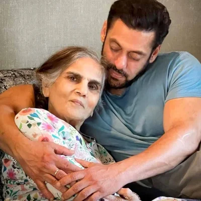 সালমা খানের কাছে তার বড় ছেলে সালমান যেন সেই ছোট্ট ছেলেটি। ছবি: সংগৃহীত