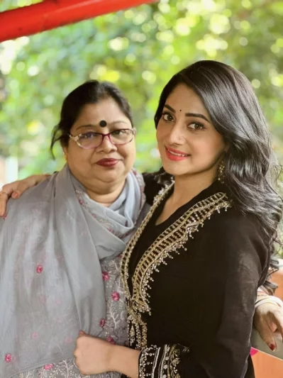মায়ের সঙ্গে পূজা চেরি। ছবি: সংগৃহীত