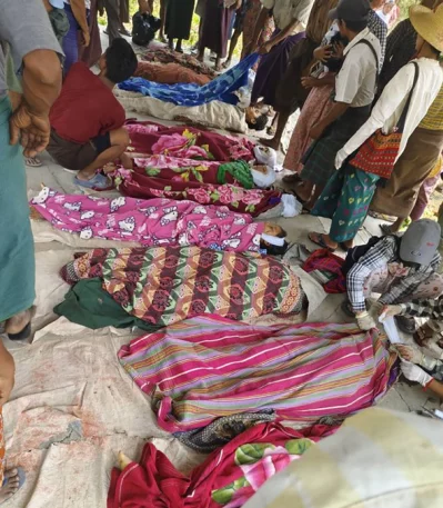 স্কুলে জান্তা বাহিনীর বিমান হামলার পর শিক্ষার্থীদের লাশ পড়ে থাকতে দেখা যায়। ছবি: সংগৃহীত